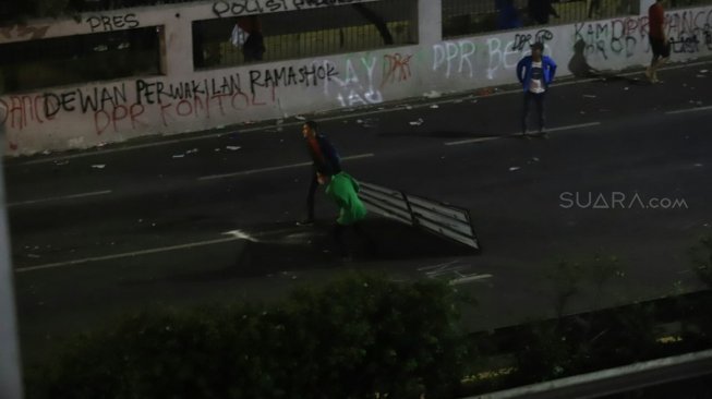 Duduk dengan Polisi, Demonstran: Capek Saya Pak Kena Gas Air Mata