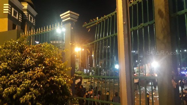 Bagian pagar Gedung DPR RI di sisi gerbang utama yang sempat dirusak dan dijebol massa aksi mahasiswa pada Senin (23/9/2019) malam. [Suara.com / Novian Ardiansyah]