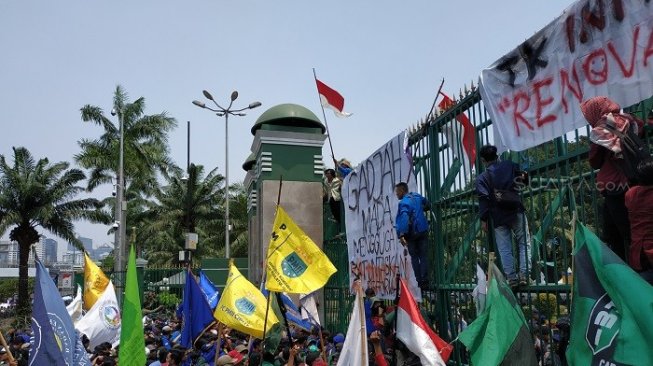 Mahasiswa panjat pagar gedung DPR RI. (Suara.com/Fakhri)