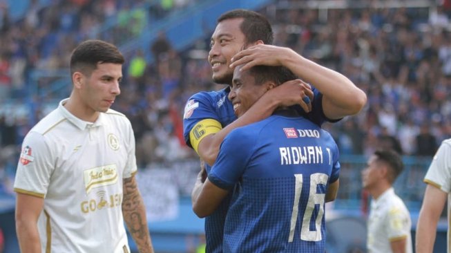 Gelandang Arema FC, Ridwan Tawainella (tengah) merayakan golnya bersama kapten tim, Hamka Hamzah saat menjamu PSS Sleman pada lanjutan Liga 1 2019 di Stadion Kanjuruhan, Malang, Selasa (24/9/2019). (Instagram/@aremaofficial)