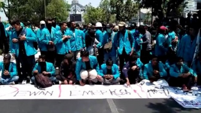 Kosongkan Kelas, Mahasiswa Solo Isi Absensi dengan Foto di Lokasi Demo