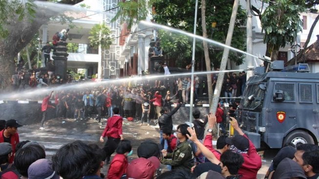 Demo mahasiswa Reformasi Dikorupsi di Malang Jawa Timur sempat ricuh dengan polisi, Selasa (24/9/2019). [Suara.com/Aziz Ramadani]