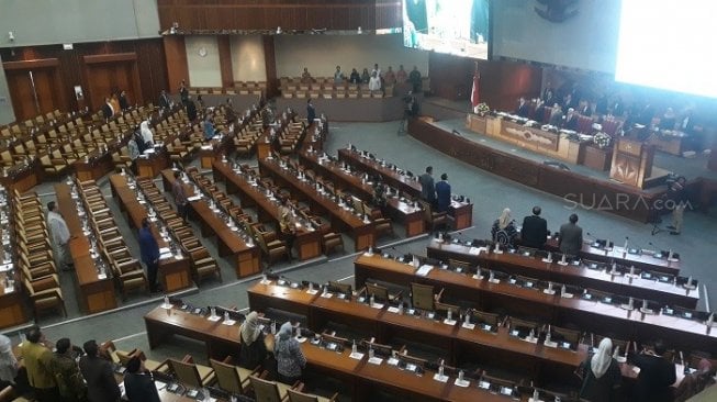 Situasi ruang sidang rapat paripura di Gedung DPR RI, Selasa (24/9). (Suara.com/Novian).