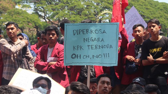 Poster unik massa aksi mahasiswi di Malang. [Suara.com/Aziz Ramadani]