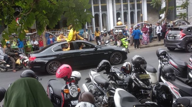 Mahasiswa Purwokerto demo naik BMW - (Twitter/@dengkulrezim/@HeartcornerPwt)