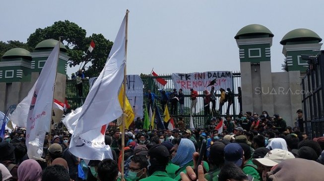 Panas! Mahasiswa: Pimpinan DPR Keluar ke Jalan, Kalau Tidak Kami Dobrak