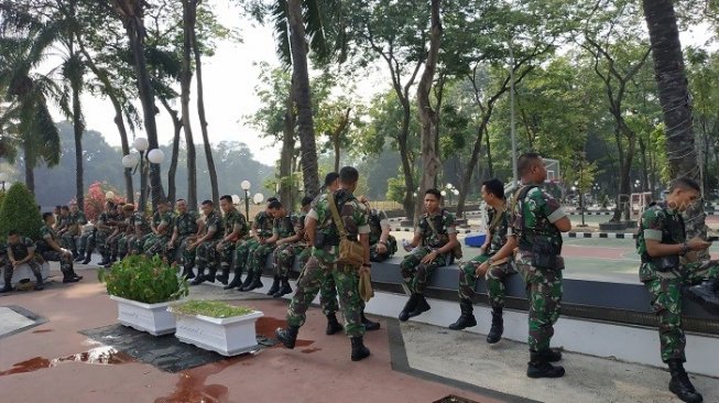 Mahasiwa Demo Lagi di DPR, 15 Ribu Personel TNI-Polri Tak Dibekali Senpi