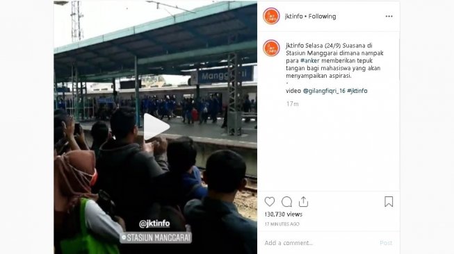 Penumpang kereta tepuk tangan melihat barisan mahasiswa - (Instagram/@jkt_info/@gilangfiqri_16)