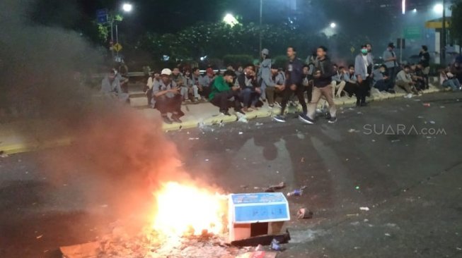 Masih Bertahan di Depan Hotel Sultan, Mahasiswa Siap Balik Lagi ke DPR