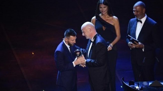 Presiden FIFA President Gianni Infantino memberikan penghargaan Pemain Terbaik FIFA 2019 kepada Lionel Messi dalam seremoni di Teatro Alla Scala, Milan. Marco Bertorello / AFP