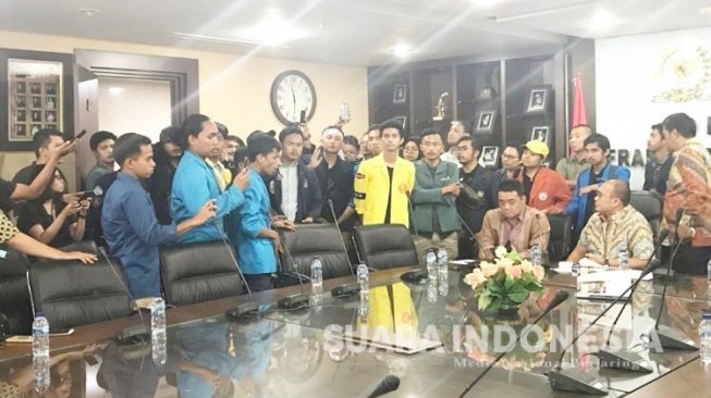 Diperbolehkan Masuk ke DPR RI , Mahasiswa Lakukan Audiensi