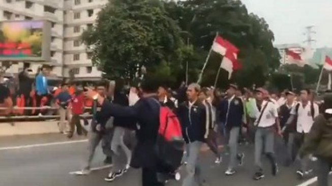 Viral Video Anak STM Demo di DPR: Kakak Mahasiswa, Kami Datang!