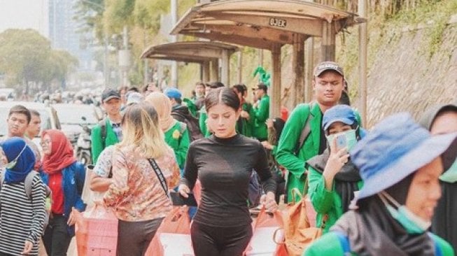 Aksi Berbagi Nasi Kotak Dianggap Pencitraan, Awkarin: Bodo Amat. (instagram.com/awkarin)