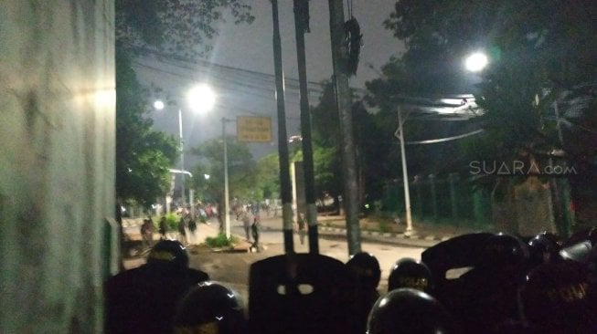 Kondisi di belakang Gedung DPR, kerusuhan anak STM. (Suara.com/Fakhri)