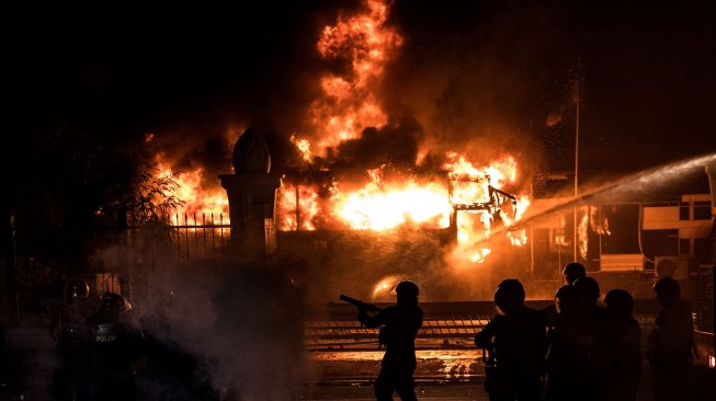 Bus TNI terbakar ricuh di halaman parkir Lapangan Tembak, Senayan, Jakarta, Selasa (24/9) malam. [ANTARA FOTO/Sigid Kurniawan]