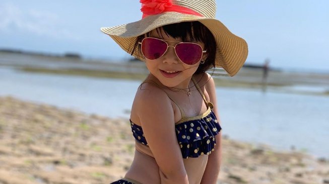 Gempita Nora Marten alias Gempi asyik bermain di pantai Bali. [Instagram]