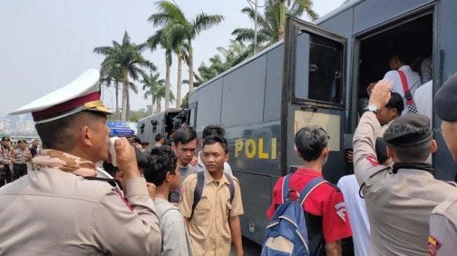 Puluhan pelajar STM diangkut polisi ke Polda Metro Jaya. (Suara.com/Ria Rizki).