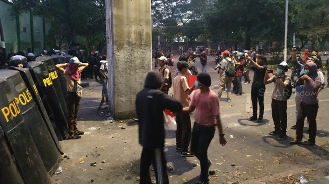 Balas Gas Air Mata dengan Batu, Pelajar di DPR: Ayo Maju Sini, Cemen!