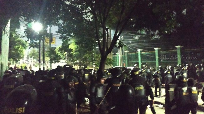 Kondisi di belakang Gedung DPR, kerusuhan anak STM. (Suara.com/Fakhri)