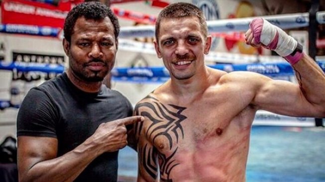 Petinju Ukraina, Ivan Redkach (kanan), berfoto bersama mantan juara dunia tinju Shane Mosley. [Instagram/ivan_redkach_11]