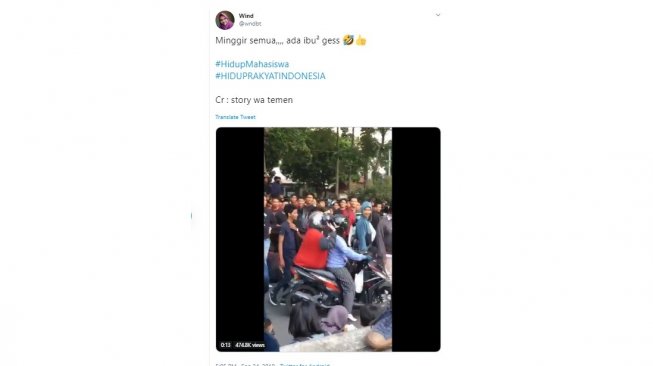 Tak Takut, Ibu-ibu Ini Lewat dengan Santai di Tengah Aksi Demo Mahasiswa