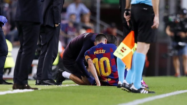 Lionel Messi mendapatyt perawatan paha kiri di laga Barcelona vs Villarreal. (Twitter/fcbarcelona).