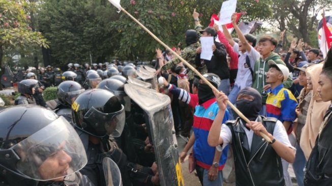 Pelajar STM demo di DPR, bentrokan. (Suara.com/Ria Rizki)