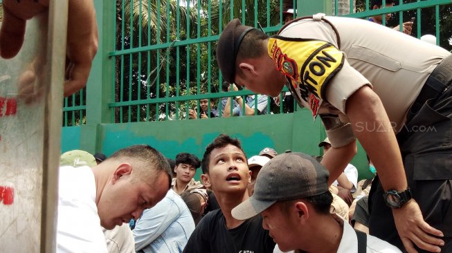 Sejumlah pelajar Sekolah Tingkat Menengah (STM) dijemur oleh petugas kepolisian di depan Gedung DPR-MPR, Jakarta, Rabu (25/9). [Suara.com/ Ria Rizki]
