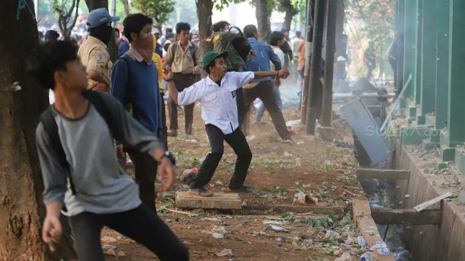 Sejumlah pelajar mengikuti aksi unjuk rasa menentang UU KPK hasil revisi dan RKUHP di belakang Gedung DPR, Jakarta, Rabu (25/9). [Suara.com/Arya Manggala]