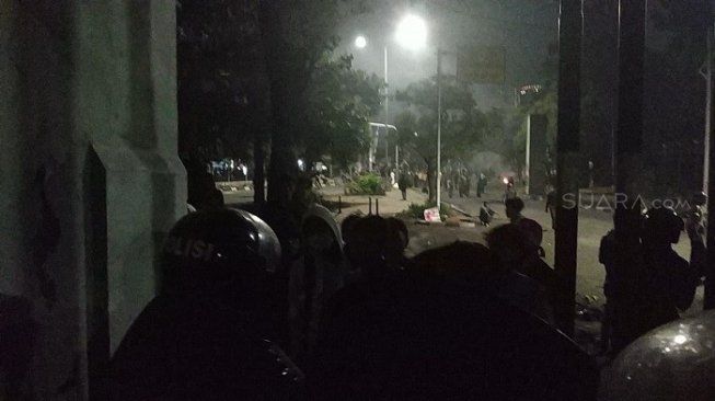 Massa dari kalangan anak STM bentrok dengan polisi di belakang gedung DPR, Palmerah, Jakpus. (Suara.com/Fakhri).