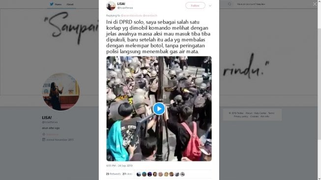 Kelakuan polisi saat demo mahasiswa - (Twitter)