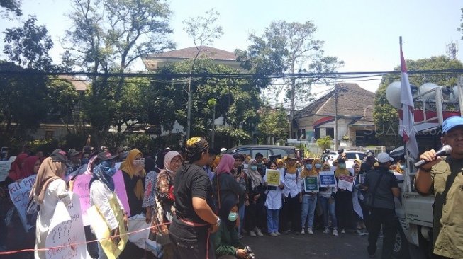 Gerakan Umat Lintas Iman Se-Jawa Barat (Geulis) menggelar aksi unjuk rasa di depan gedung DPRD Jawa Barat, Jalan Diponegoro, Bandung, Jawa Barat, Rabu (25/9/2019). (Suara.com/Aminuddin).