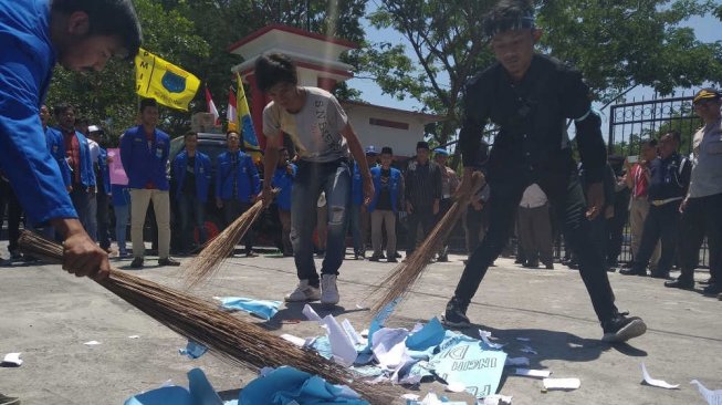 Aliansi Mahasiswa dan Pemuda Blitar Bersihkan "Sampah UU dan RUU"