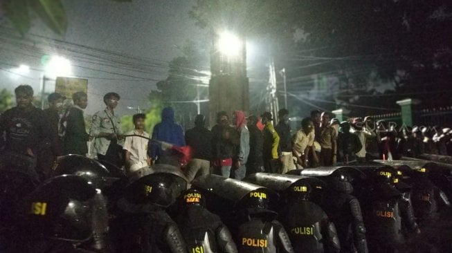 Pelajar Lempar Batu, Polisi: Tolong Hentikan, Kami Bukan Lawan Kalian