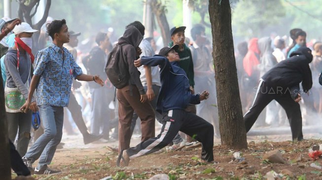 Sejumlah pelajar mengikuti aksi unjuk rasa menentang UU KPK hasil revisi dan RKUHP di belakang Gedung DPR, Jakarta, Rabu (25/9). [Suara.com/Arya Manggala]