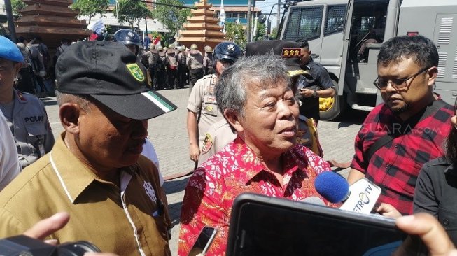 Ketua Sementara DPRD Jatim, Kusnadi saat mendatangi mahasiswa yang berdemo, Rabu (25/9/2019).