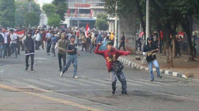 Sejumlah pelajar mengikuti aksi unjuk rasa menentang UU KPK hasil revisi dan RKUHP di belakang Gedung DPR, Jakarta, Rabu (25/9). [Suara.com/Arya Manggala]