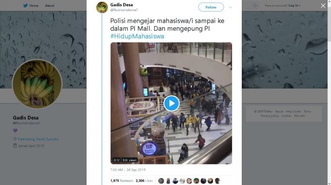 Kelakuan polisi saat demo mahasiswa - (Twitter)