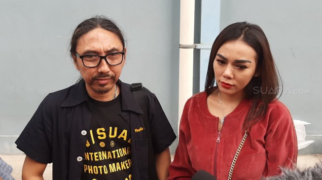 Bebby Fey dan manajer, Didit. [Evi Ariska/Suara.com]