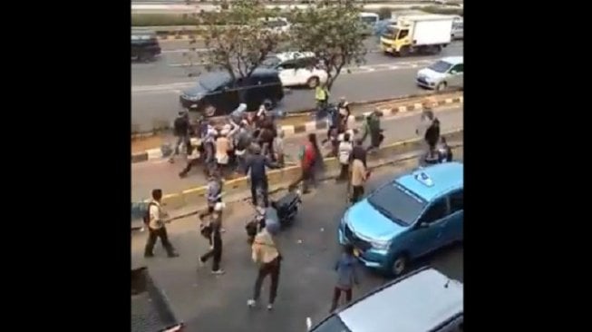 Anak STM Melawan RKUHP, Satu Polisi Dikeroyok Siswa di Jalur TransJakarta