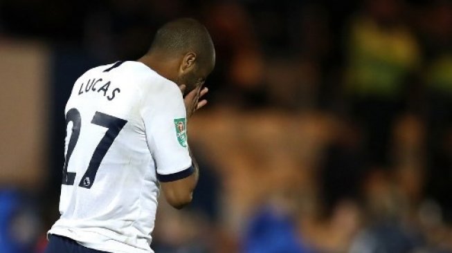 Kekecewaan gelandang Tottenham Hotspur Lucas Moura setelah gagal melakukan tendangan penalti saat menghadapi Colchester United di babak ketiga Piala Liga Inggris. Chris RADBURN / AFP