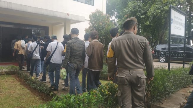 Puluhan pelajara SMK/STM dijaring Satpol PP saat hendak berangkat ke DPR RI. (Suara.com/Supriyadi).