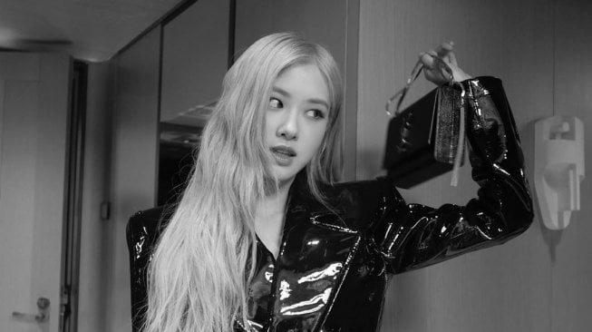 Curi Perhatian di Acara Yves Saint Laurent, Intip Gaya Keren Rose BLACKPINK