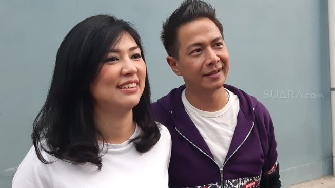 Delon Thamrin dan pacar, Aida Chandra. [Revi C Rantung/Suara.com]