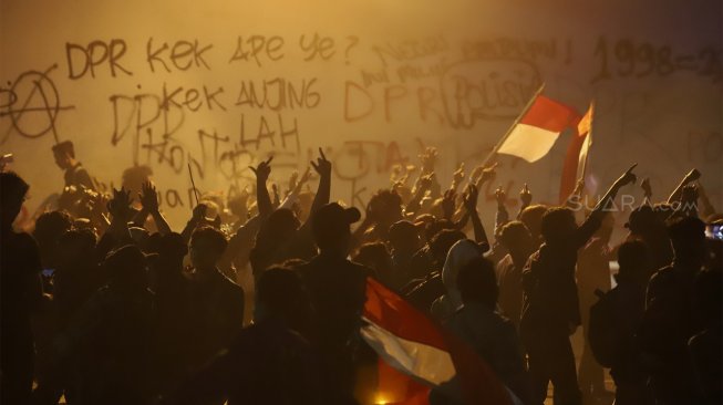 Suasana kericuhan yang terjadi di sekitar gedung DPR RI, Jakarta, di pengunjung aksi unjuk rasa, Selasa (24/9/2019) sore hingga malam. [Suara.com / Angga Budhiyanto]