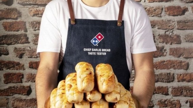 Pekerjaan Impian Banget, Cuma Nyicipin Garlic Bread di Domino's Pizza