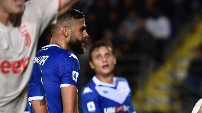 Bek Brescia, Jhon Chancellor hanya terpaku diam saat mencetak gol bunuh diri pada gelaran pekan ke-5 Liga Italia 2019/20 menjamu Juventus di Stadion Mario Rigamonti, Rabu (25/9/2019). (Marco Bertorello / AFP)