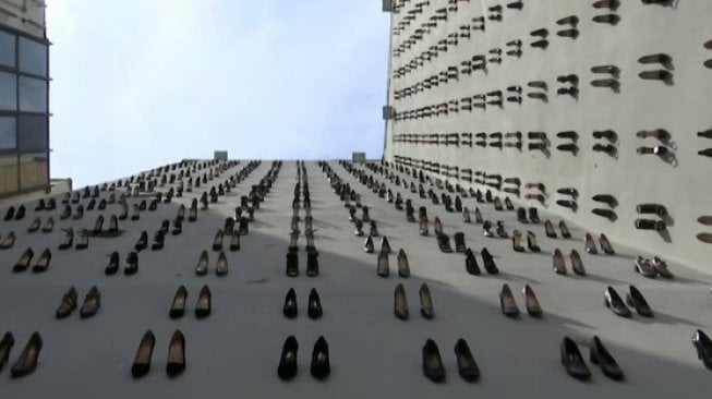 Gantung Ratusan Sepatu  Hak  Tinggi  Ada Kisah Pilu Wanita 