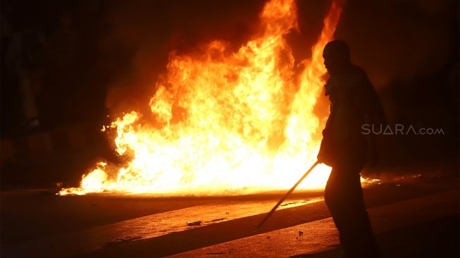 Suasana kericuhan yang terjadi di sekitar gedung DPR RI, Jakarta, di pengunjung aksi unjuk rasa, Selasa (24/9/2019) sore hingga malam. [Suara.com / Angga Budhiyanto]