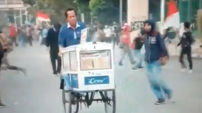 Viral, Video Tukang Roti Lewat saat Anak STM Bentrok dengan Polisi